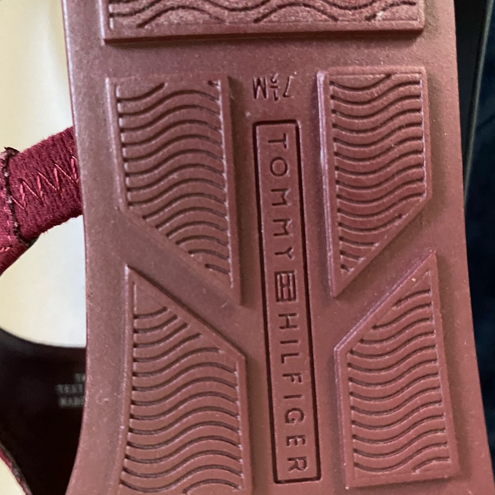 Tommy Hilfiger red thong sandals - Picture 6 of 7